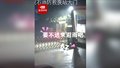 暖心！突降暴雨，消防员叫环卫工奶奶进岗亭避雨