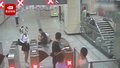 新闻早知道|地铁里被摁倒 他吓得掰断手机！