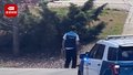 美国警匪持枪对峙现场 一快递小哥穿梭其间淡定送货