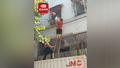 机智！小孩头卡二楼防盗窗身体悬空 邻居开厢货搭梯子救人
