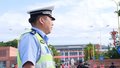 女儿考场“乘风破浪” 交警父亲“保驾护航”