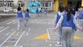 北京小学的地面被填满啦，学生们课间玩起了跳房子！