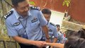 小女孩犹豫很久勇敢伸手 得到警察暖心握手回应