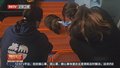 美国海獭宝宝获救 动物专家无微不至守护