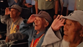 三位抗战老兵看到老首长刘伯承邓小平的照片庄严敬礼