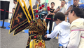 两岁宝宝也来逛2025世界机器人大会 看机器人与萌娃超甜互动