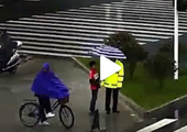 暖心！小学生见交警雨中执勤，不顾拒绝坚持为其撑伞
