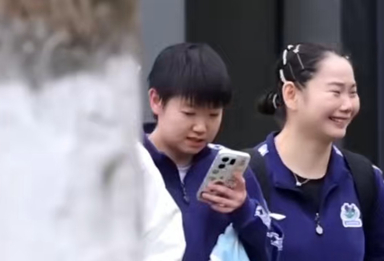 国乒成都集训 孙颖莎下训后边走边玩手机 短暂休整和何卓佳重返训练场