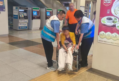 全程细心护着骨折旅客！北京北站这波操作太暖心
