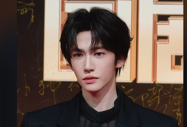 刘宇惊艳亮相2025国剧盛典红毯 双手还笔的小细节凸显优雅涵养