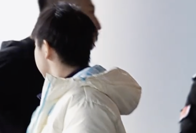 孙颖莎出发成都，身穿白色羽绒服背着书包，网友：“白色小面包”上线