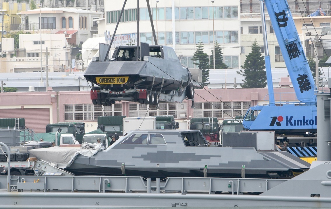 8月11日，有网友在社交媒体平台发布了一组照片，展示了位于日本那霸军港的美国陆军“哈泊斯·费里”号登陆舰（USAVHarpersFerry）正在装载两艘“中型隐身战斗艇”（CCMMK1）。