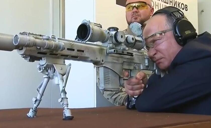 普京之后表示俄军在叙利亚的作战帮助发展和升级武器系统，俄罗斯的新武器优于国外同类武器。