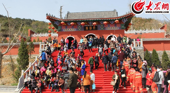 兜里有钱腰板才直!山东一财神庙上演千人烧香祈福