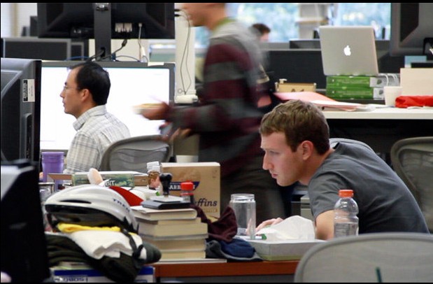 看看国外“科技大佬”的办公桌