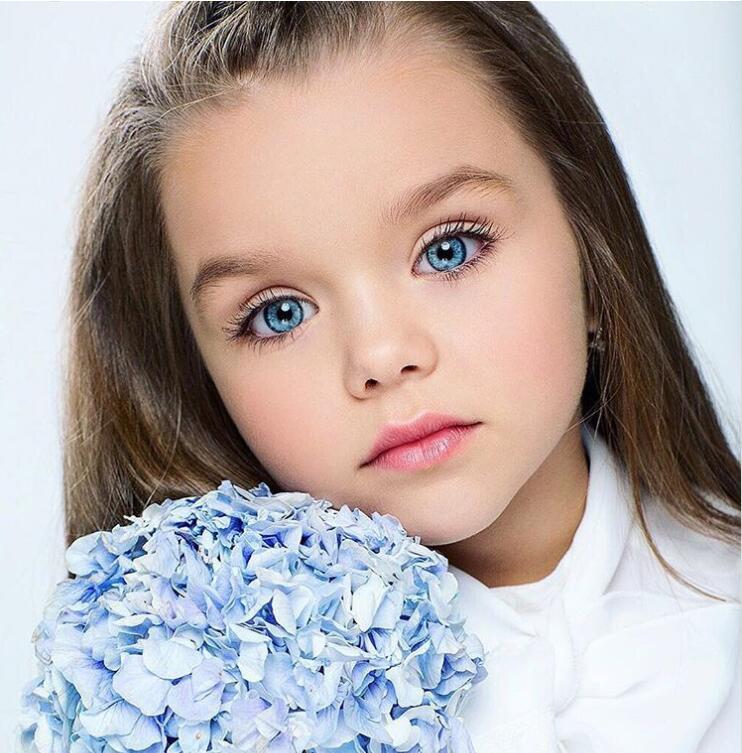 俄罗斯6岁小模特被誉为“地球上最漂亮的女孩” 俄罗斯6岁小模特被誉为“地球上最漂亮的女孩”