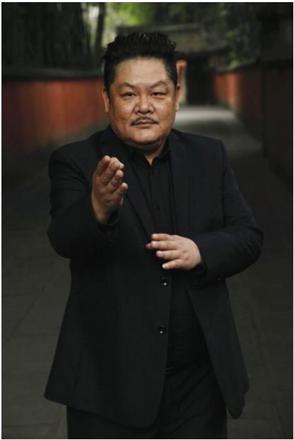 从影31年从龙套熬成巨星,今身价暴涨,最感恩林正英