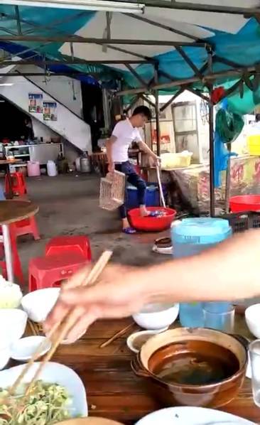大排档店员用脚洗菜 顾客正在旁边吃饭 大排档店员用脚洗菜 顾客正在旁边吃饭