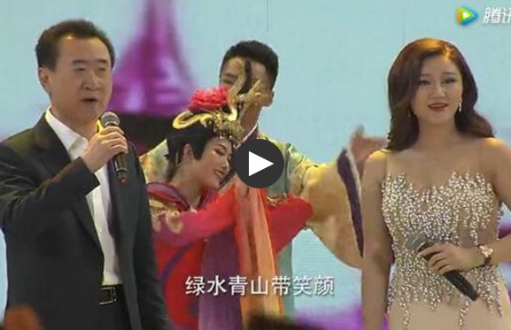 万达年会王健林没唱董小姐 他唱了夫妻双双把家还