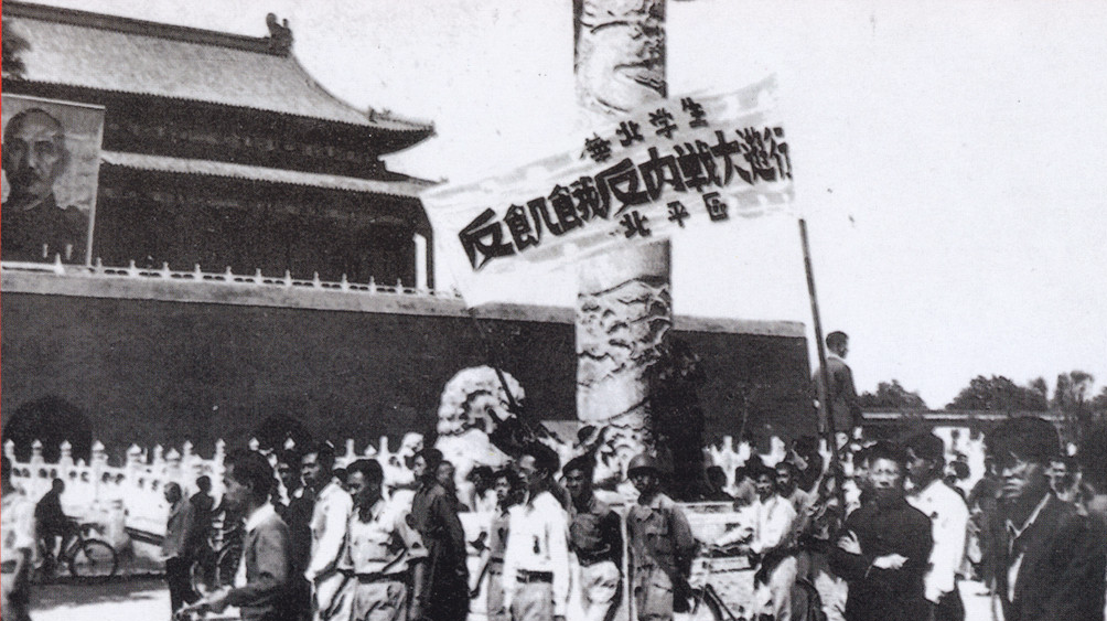 天安门往南，从崇文门到宣武门的南顺城一线，堆积着自明代以来的垃圾，抗战期间疏于管理，这些陈年旧物堆得比城墙还高，仿佛王朝的魅影。
      直到1948年各处修缮工程才陆续开工，天安门上的蒋介石像也更换了新版本，其间的蒋介石像见证了北平学生“反饥饿、反内战、反迫害”的示威游行通过天安门前的大街——此时它已更名为中山街。