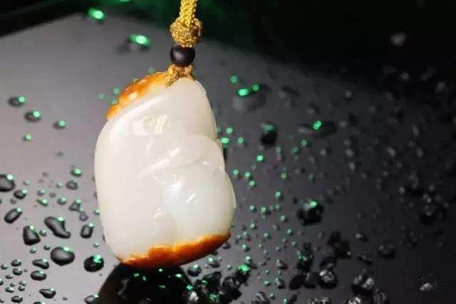 和田玉: 油似羊脂, 糯如年糕