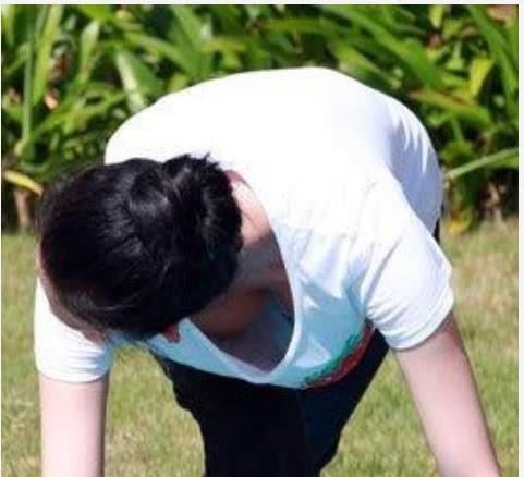 黄渤陪林志玲户外练瑜伽,网友:看黄渤的眼神