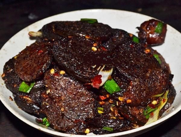 实拍农村灌猪血肠的情景,城市人根本无法想象