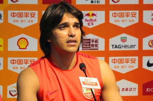 武汉卓尔本赛季采用防守反击阵型,上届金靴外