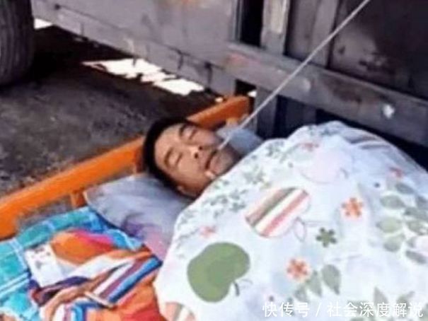 长途汽车司机在他睡觉时嘴里咬绳子,知道原因