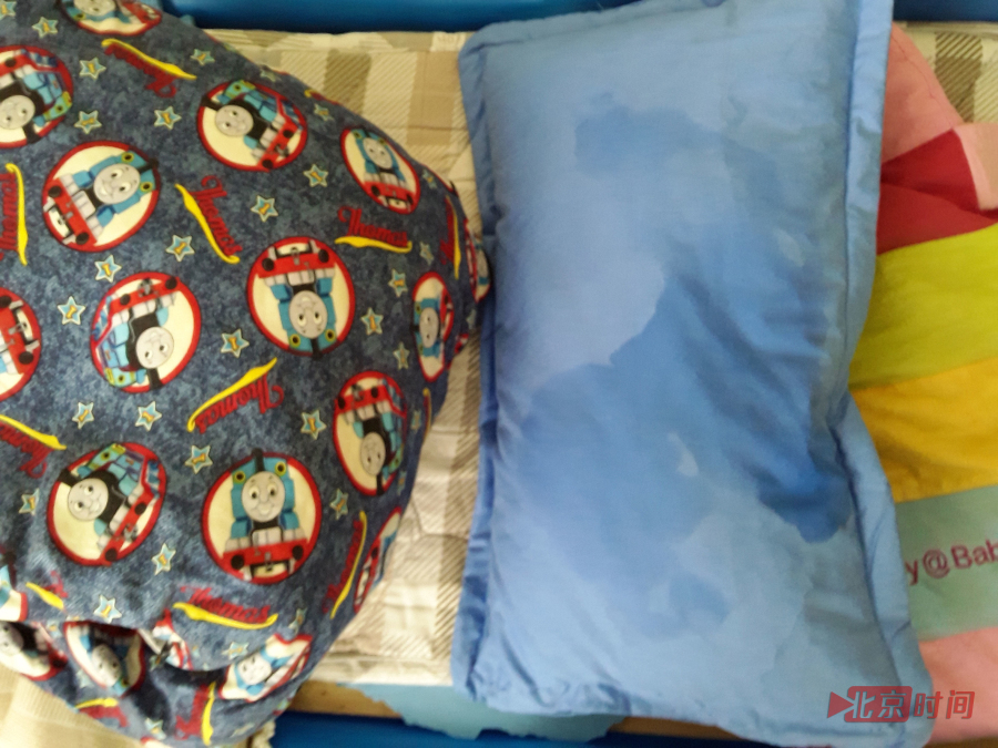 孩子午休流的口水时常沾湿枕头，而枕头一年也洗不了一次。一旦孩子弄脏衣裤，老师一般都不处理。湿得太厉害了，老师就把衣服直接晾起来，这期间，没有换洗衣物的孩子则只能光着身子上课。