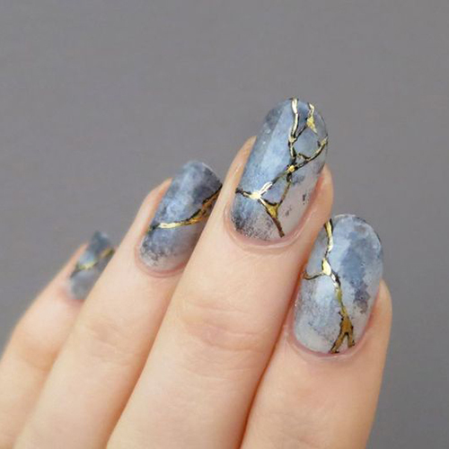 金属元素的局部使用也是很聪明的做法哦～云纹大理石的甲面非常时髦。金属线条的加入打破了灰色主色的单调感，是非常有高级感的设计。