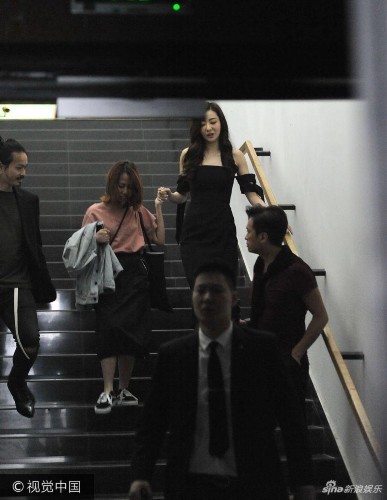 组图:熊黛林露香肩女人味十足 踩高跟鞋一路获