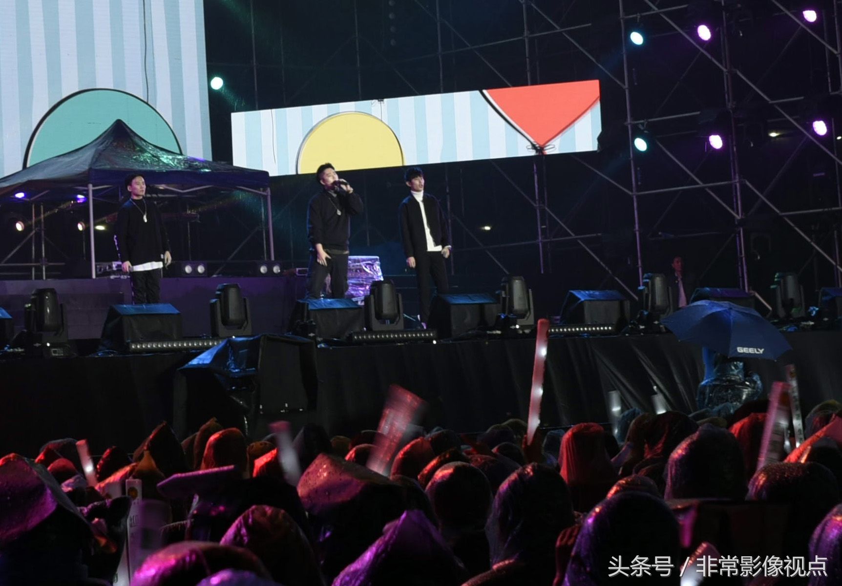 众歌星云集四线小城商演 为什么压轴歌手一上