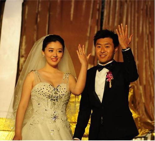 国足球员工资曝光:最少年薪税后800万 最高是