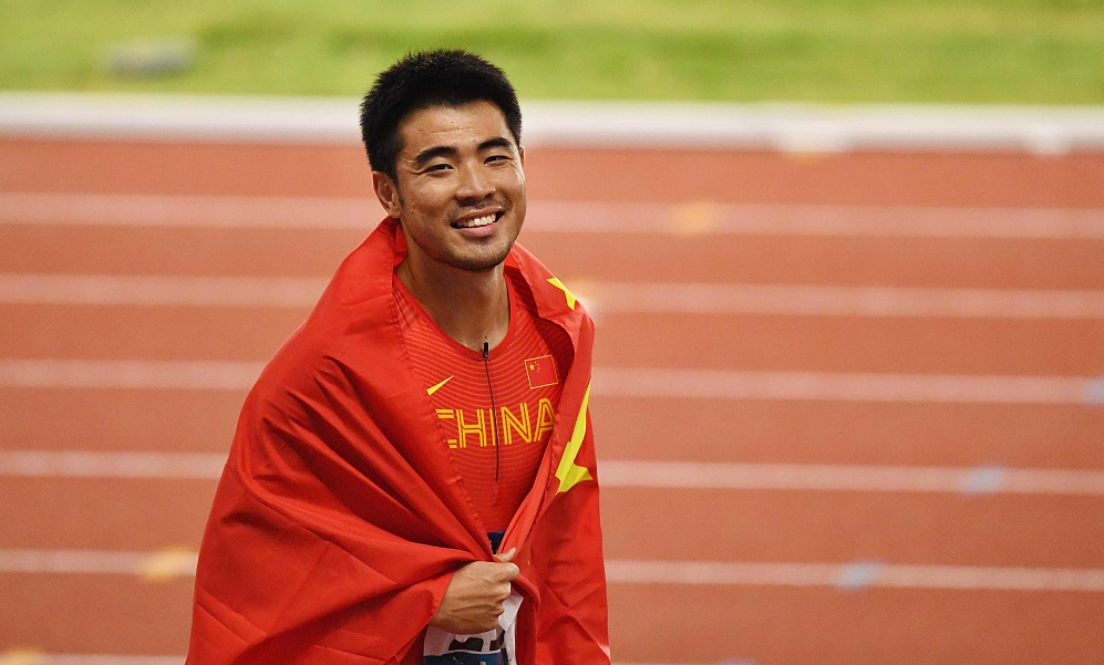 110米栏谢文骏卫冕中国九连冠 披国旗手指天庆