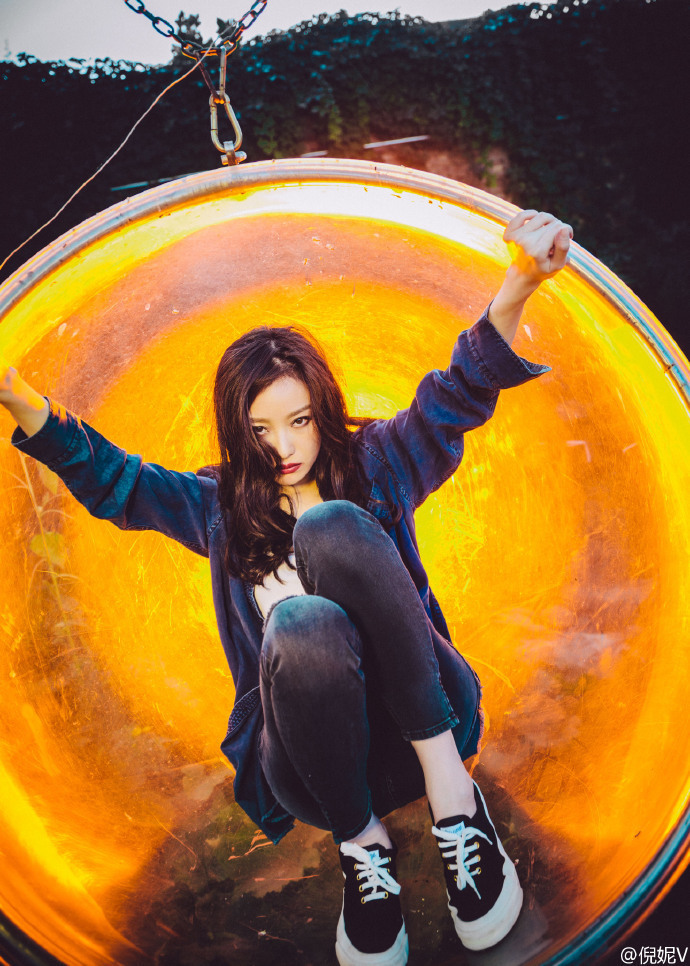 倪妮深v运动装大秀美腿 眼神撩人气质邪魅