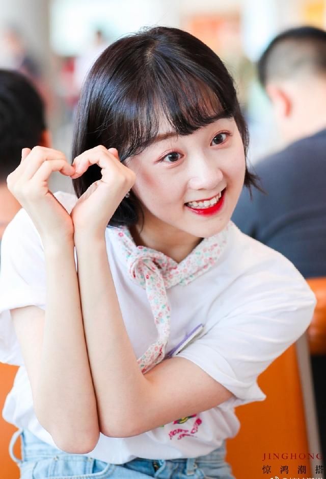 李子璇真会装嫩,23岁还穿小学生的衣服,却被裙