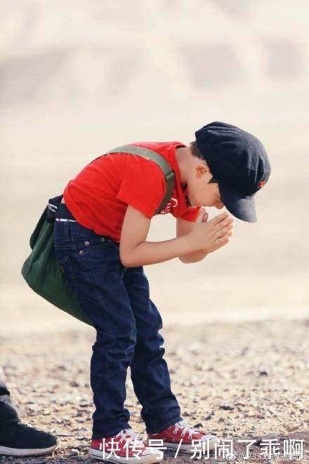 刘烨儿子诺一上小学,当护旗手实现梦想,网友地主家的傻儿子!