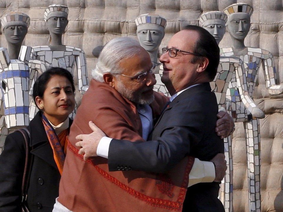 印度总理莫迪的外交魅力:尴尬拥抱、用力握手