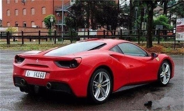 电视台女主播因一辆路虎入狱!如今复出学冯提