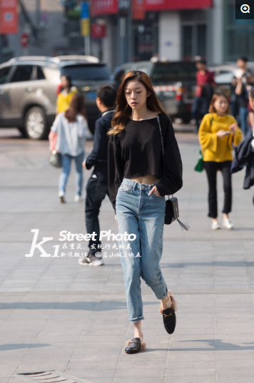 街拍:这样搭配的女孩最有魅力!筷子腿苹果臀!