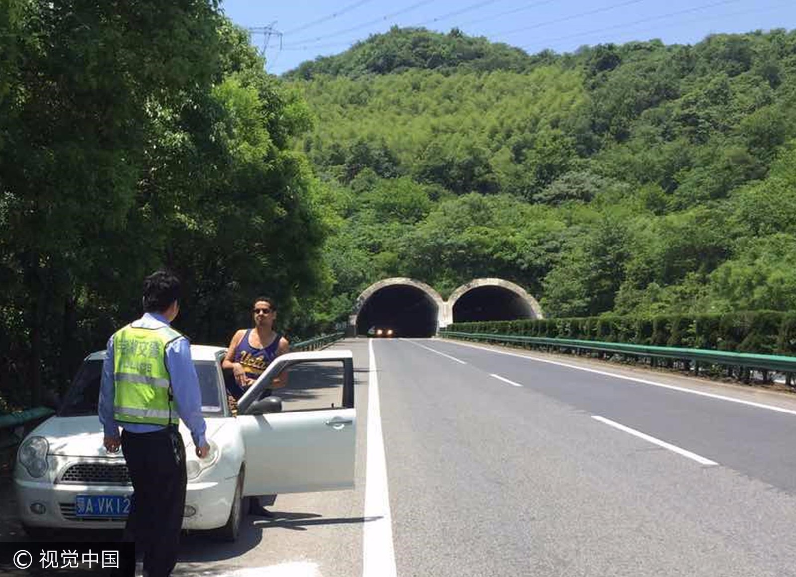 外国小伙高速驾车迷路 交警为其画图指路获赞