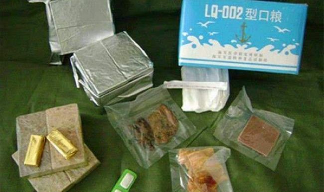 解放军侦察兵食品研究1986年2月开始，1987年6月结束。侦察兵食品含有米饭、酱米肉、水果软罐头食品、压缩干粮、巧克力和提神饮料等10种食品。每日份2包，重985克，体积1435厘米3。主要特点是：体积小，口味好，营养丰富，便于携带食用，具有解渴、兴奋和抗疲劳作用，具有较好的接受性和连食性。一时间，所有部队都以能吃上侦察兵口粮为享受。不过，其成本相比起当时普遍装备部队的761型来说还是太高了，故未敞开向普通部队供应。此后，直至06式单兵自热食品食品出现前，解放军并未装备成套的单兵口粮，而是着重对单种主食或副食进行攻克。