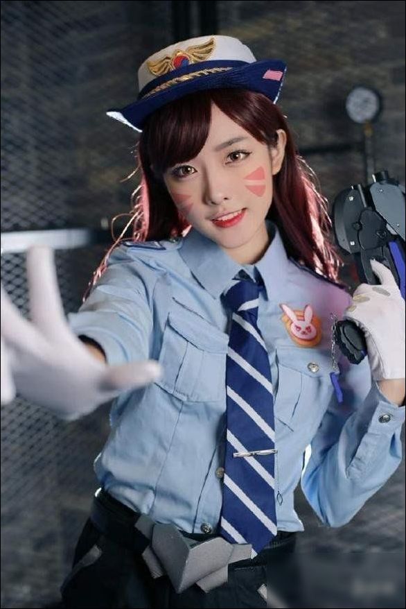 美女cos《守望先锋》警服D.va 笑靥如花颜值逆天