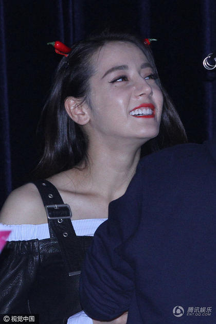 热巴仰头大笑,侧颜美丽.