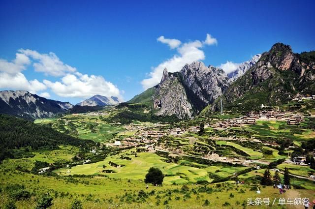 正午,在阳光的照耀下,村寨周围陡峭的山峰仿佛变成了明晃晃的镜子,蔚