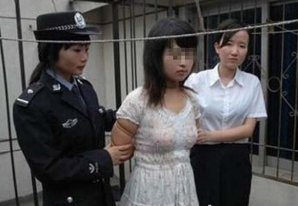 她成为福建省福州市中院第一个被药物注射执行死刑的女犯人。25日7时45分，法官、检察官、武警人员陆续到位。刘卫平步进监房，说：“上路吧!”方晓红点了点头说：“我还有一包东西要拿，请你帮我带上。”这些都是方晓红与家人联系的信件以及她的遗书，还有女儿的照片。