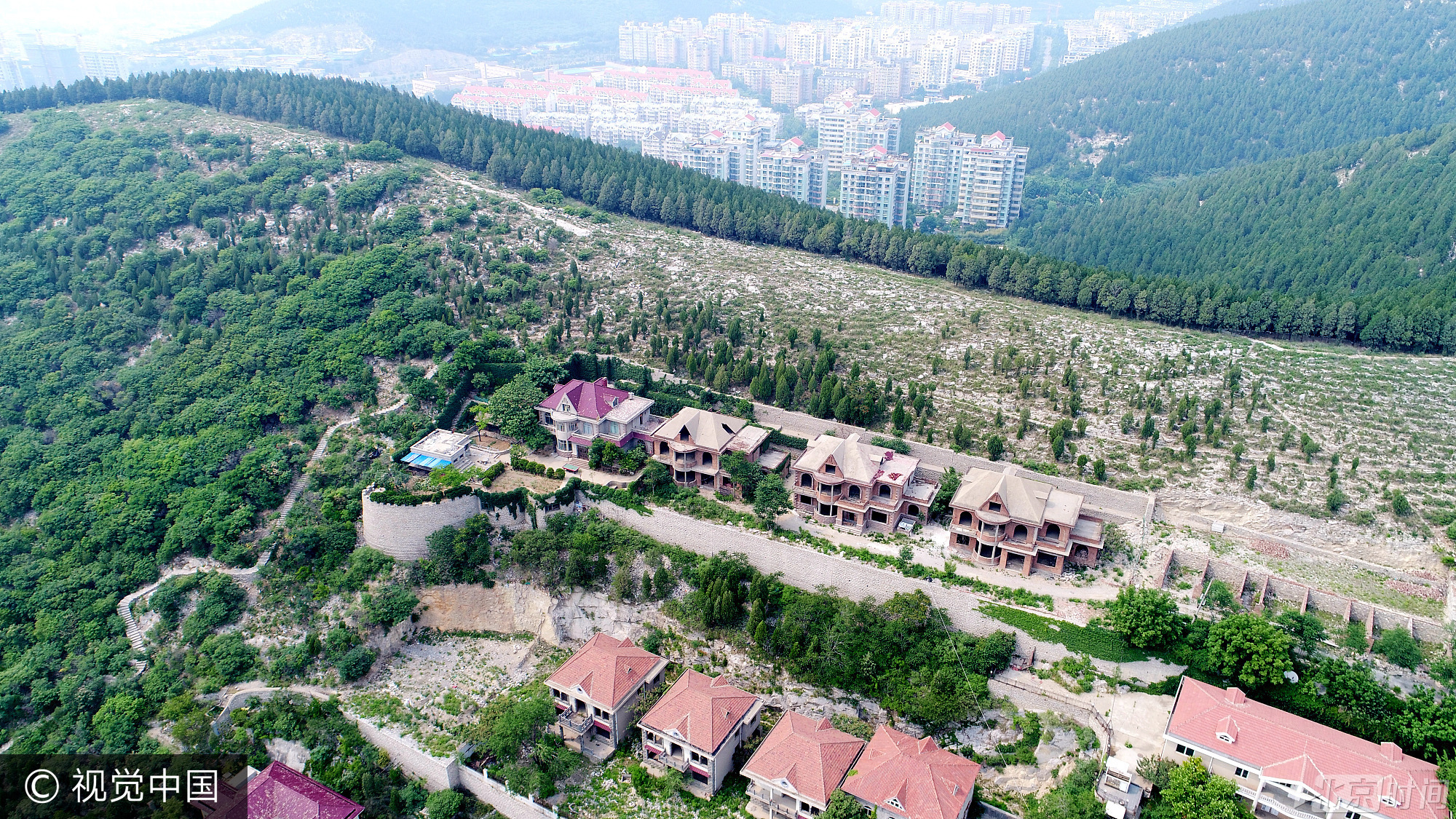 2017年5月22日,山东省济南市,旅游路西段的金鸡岭别墅群,从百米高空俯瞰,别墅区从千佛山南路开始,沿着山体一直向西延伸至历阳湖,别墅依山而建,最高的别墅距离山顶不足百米。