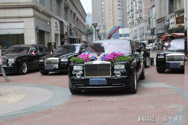 找辆绝版悍马当婚车结果爆胎了 新郎尴尬了