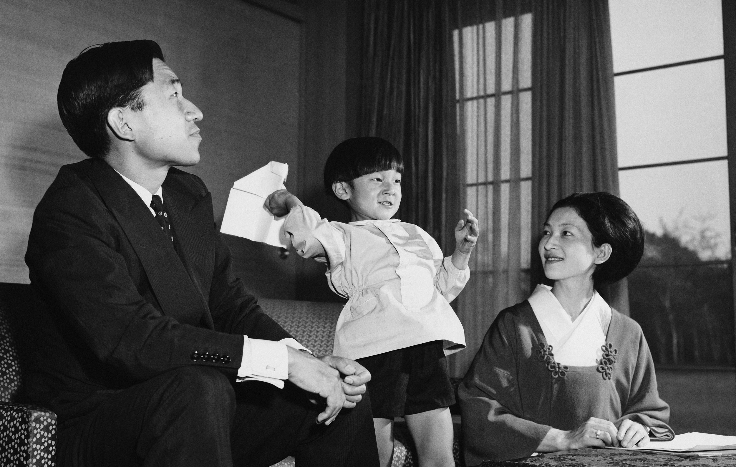 恩爱六十载 日本明仁天皇夫妇喜迎钻石婚